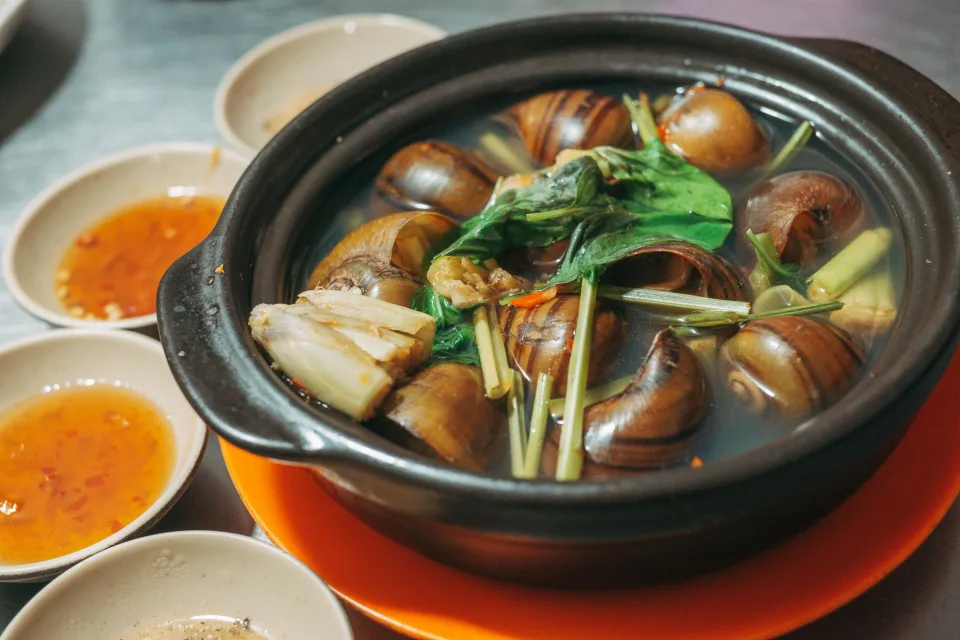 Khu bếp mở sạch sẽ